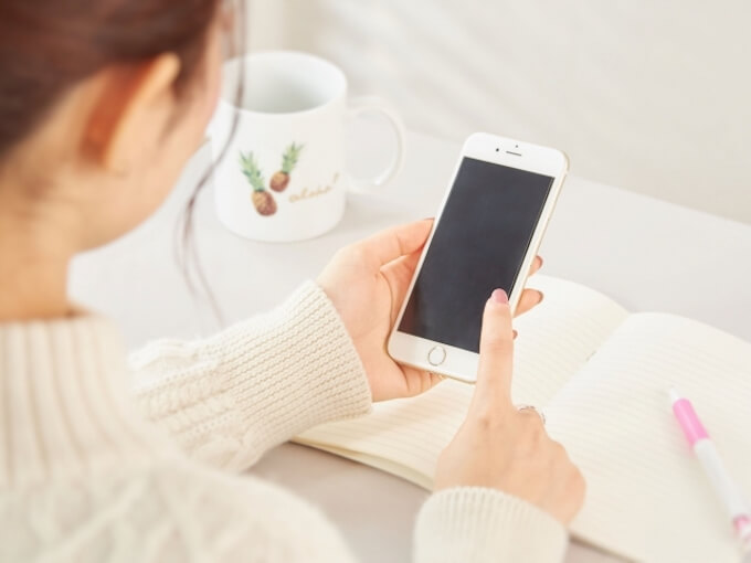 女性とスマホ