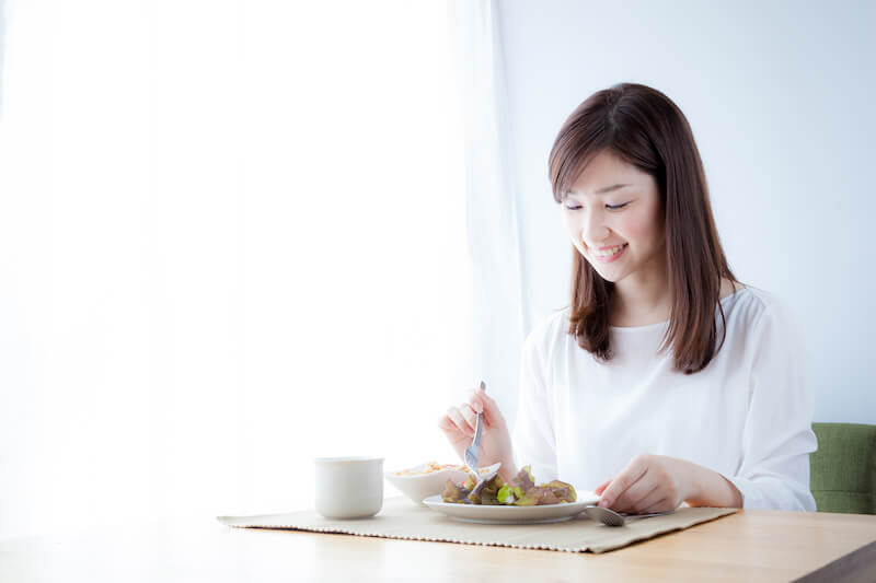 冷凍食事を食べる女性