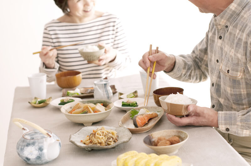 高齢者の食事風景