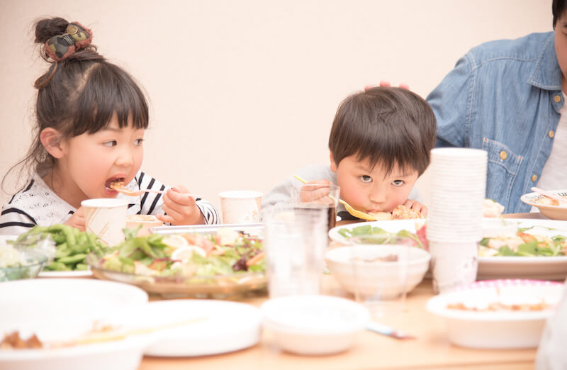子供の食事風景