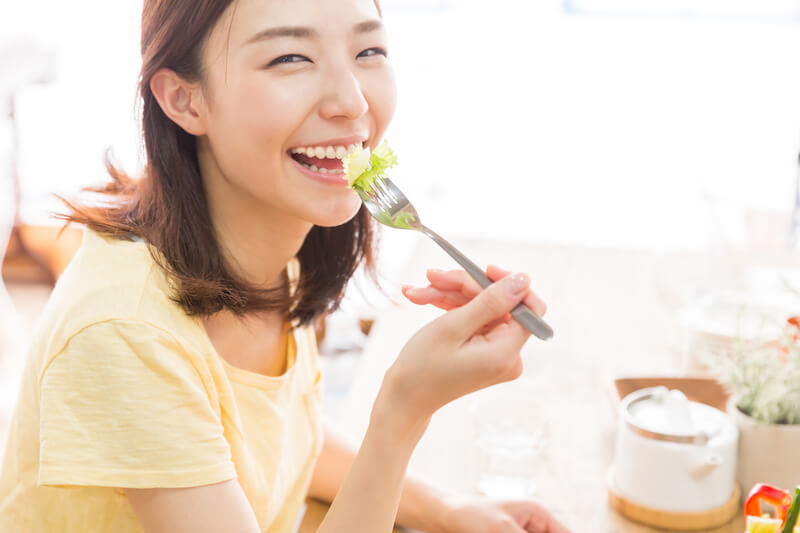 食事する女性