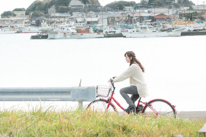 自転車をこぐ女性