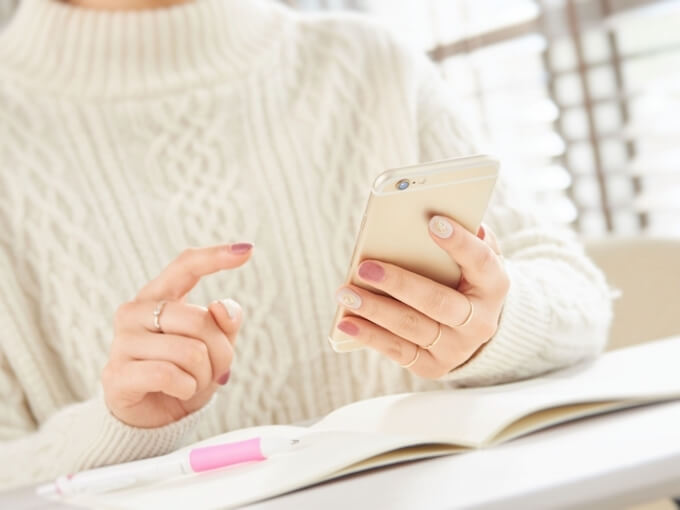 女性とスマホ