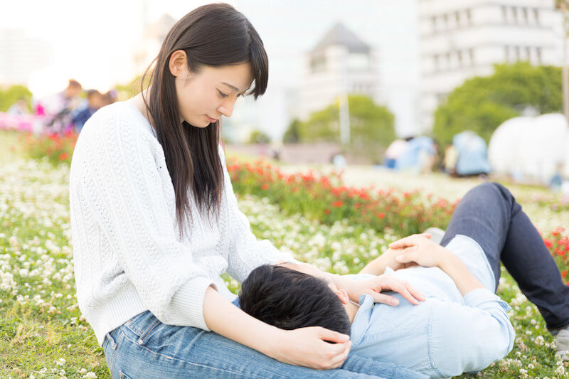 彼氏に膝枕する女性